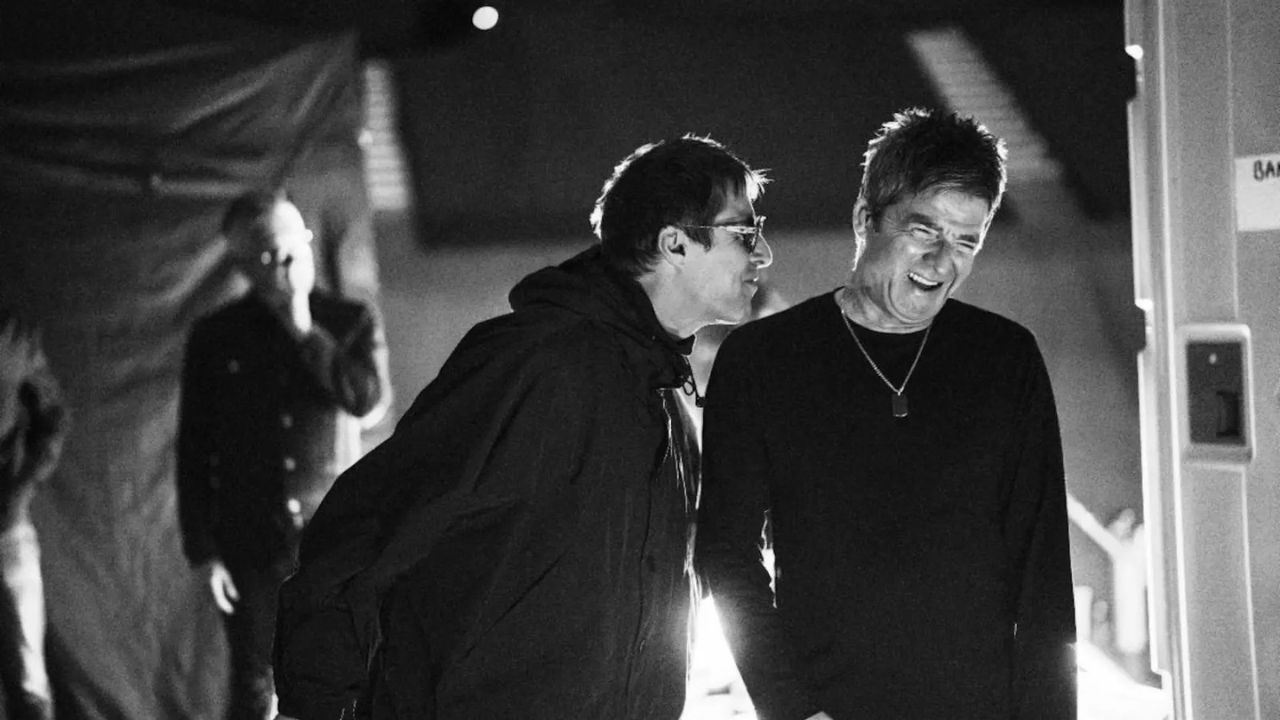 Liam and Noel Gallagher backstage